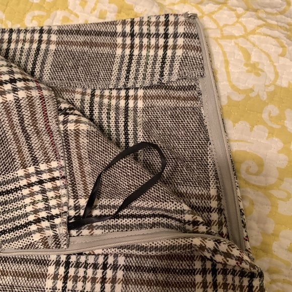 New without tags plaid skirt. Never worn. Size xs - Picture 2 of 3